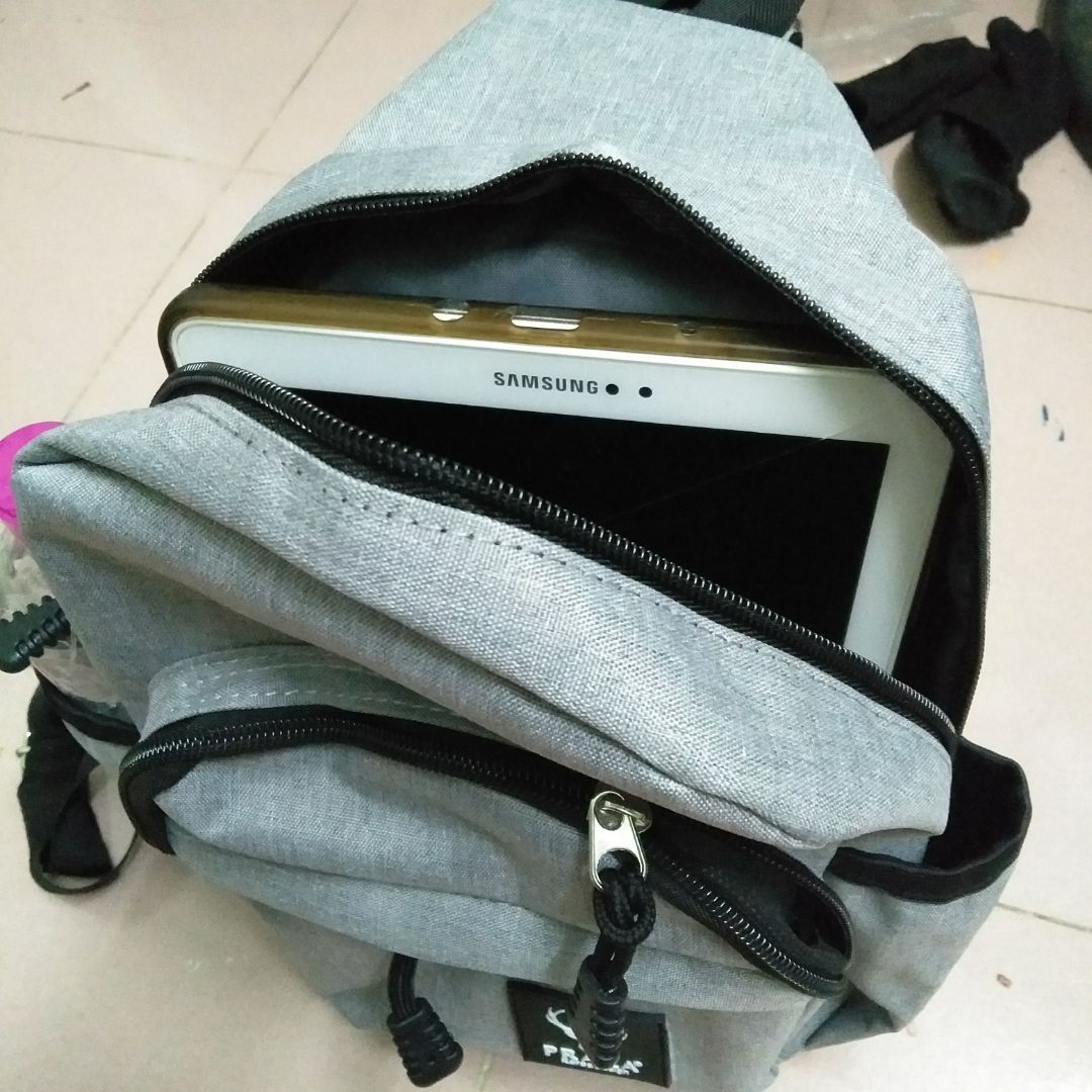 Giao hàng nhanh. mình đặt từ 3h sáng thì 15h đã giao tới.
Sp to hơn mình nghĩ, đựng vừa tablet 10.1 inch.  Ngăn đựng nước đựng vừa chai 500ml. Có rất nhiều ngăn nhỏ tiện dụng. Có thể đeo chéo hoặc tách ra thành 2 dây đeo như balo. Chất vải cứng cáp. Mình rất ưng ý với sp này