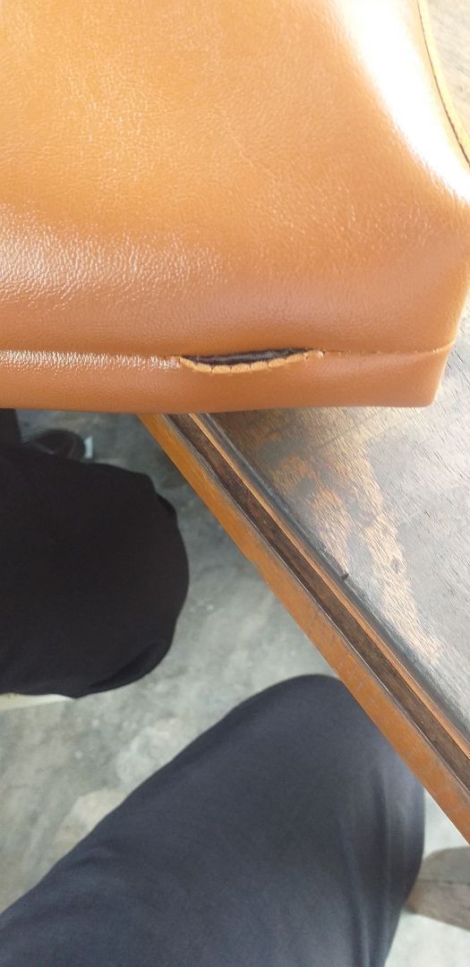 Do nhờ người nhận dùm nên không kiểm tra sản phẩm. Khi mở ra cặp bị lỗi như hình bên dưới