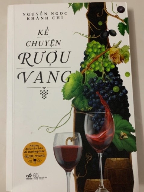 / Kể chuyện về rượu vang là đem lại cho mình rất nhiều kiến thức về rượu vang như quá trình lịch sử hình thành, các giống nho, quy tắc thử rượu, phân hạng cấp bậc cho red/white wine. Cách tác giả nói về rượu vang của Pháp, Ý, California, Chile là những kiến thức rất bổ ích mang lại nhiều hương vị. 1 cuốn sách dành cho những ai thích tìm hiểu về rượu vang khá ok lah. Về sản phẩm, giấy tốt, in màu, có tranh minh hoạ nữa. Đây là cuốn sách Tiki recomemmend cho mình rất chất.