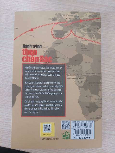 Sách viết kiểu như tư liệu của đoàn phim sẽ tìm qua những nơi mà Bác đã đặt chân tới, những nơi mà Bác đã ở lại và làm việc, sách hay lắm nha