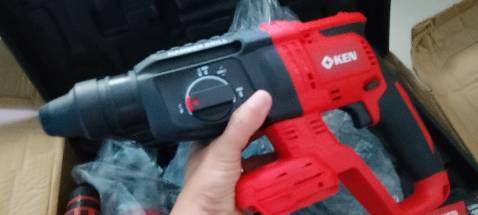 Điểm +: Máy khá mạnh, combo đủ sử dụng cơ bản khoan, cắt, khoan đục bê tong ở mức độ vừa phải, pin dung lượng cao
Điểm -: Hộp đựng không phải là hộp đựng chuyên dụng nên sử dụng hơi bất tiện, chất lượng vỏ hộp không tốt lắm, máy khá (+) nóng khi sử dụng.