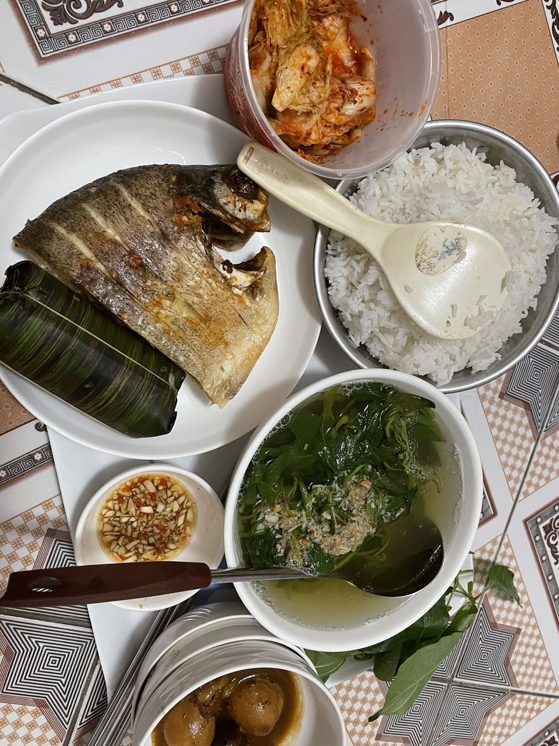 Mua được giá 1199k giá tốt. Chiên cá k bôi miếng dầu nào mà cũng ra 1 đống dầu trên cá. Chín đều k phải trở, tiết kiệm nhiều time, k bị bắn dầu, k phải canh trở cá. Lại tốt cho sức khoẻ, chiên xong cá k bị hôi nhựa. Rất tốt so vs giá. Dể sử dụng