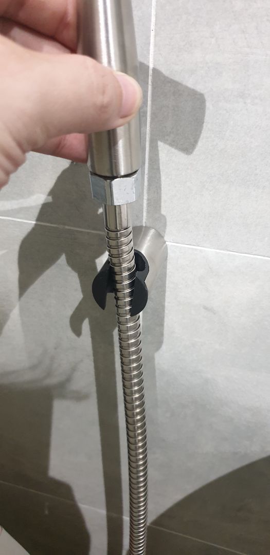 mẫu không giống với mô tả. phần để gài vòi vào lắp tường không vừa với vòi, đặt rất dễ rơi