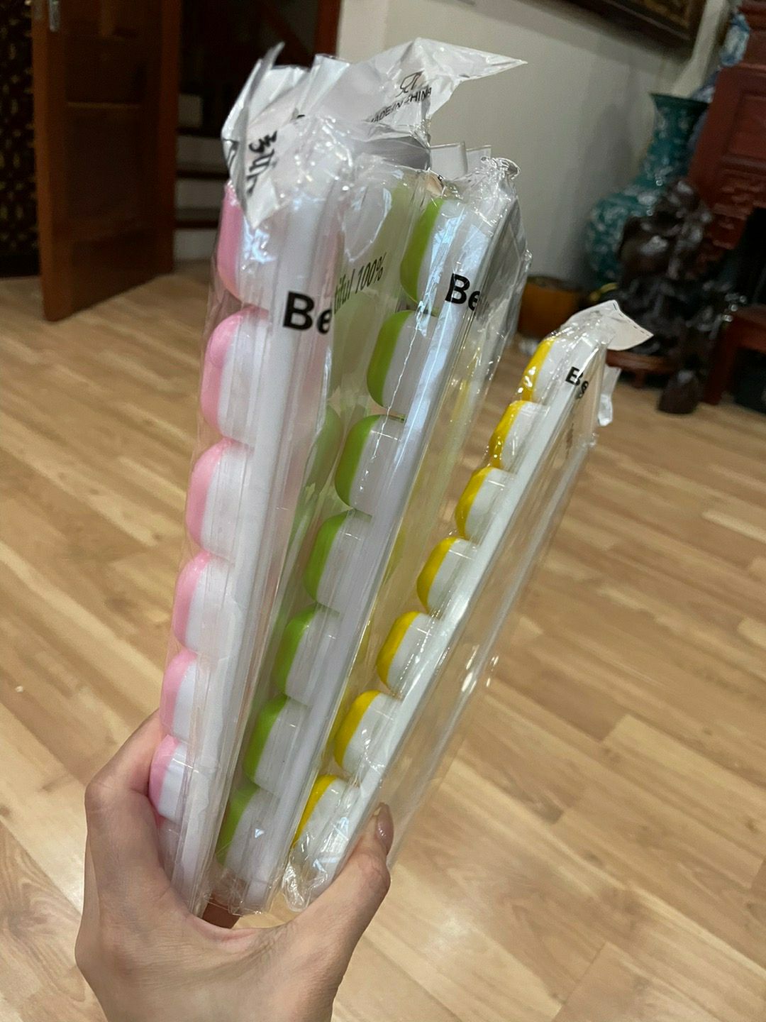 khay đá coa nắp đậy, k bị hôi mùi nhựa, phần silicone mềm, thể tích viên đá k to k nhỏ , good