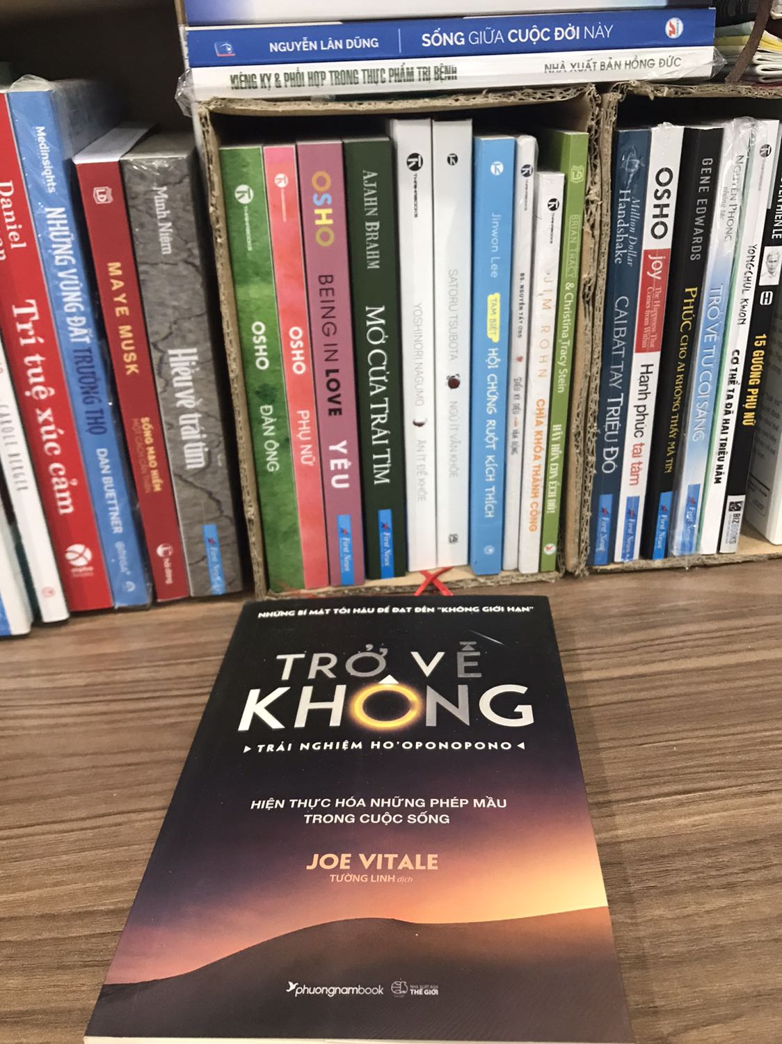 Mình mua và đọc tất cả những quyển sách của JOE VITALE xuất Bản tại Việt Nam bằng tiếng Việt.
Sách của ông ấy đã dạy cho mình rất nhiều điều, mình đọc đi đọc lại.
Mình rất thích cách suy nghĩ lối hành văn của ông ấy.
Mình tin chắc rằng cuộc đời của bạn sẽ thay đổi nếu như đọc những cuốn sách của ông ấy.
Cuốn sách không giới hạn cùng với quyển sách này là hai tài liệu vô giá.