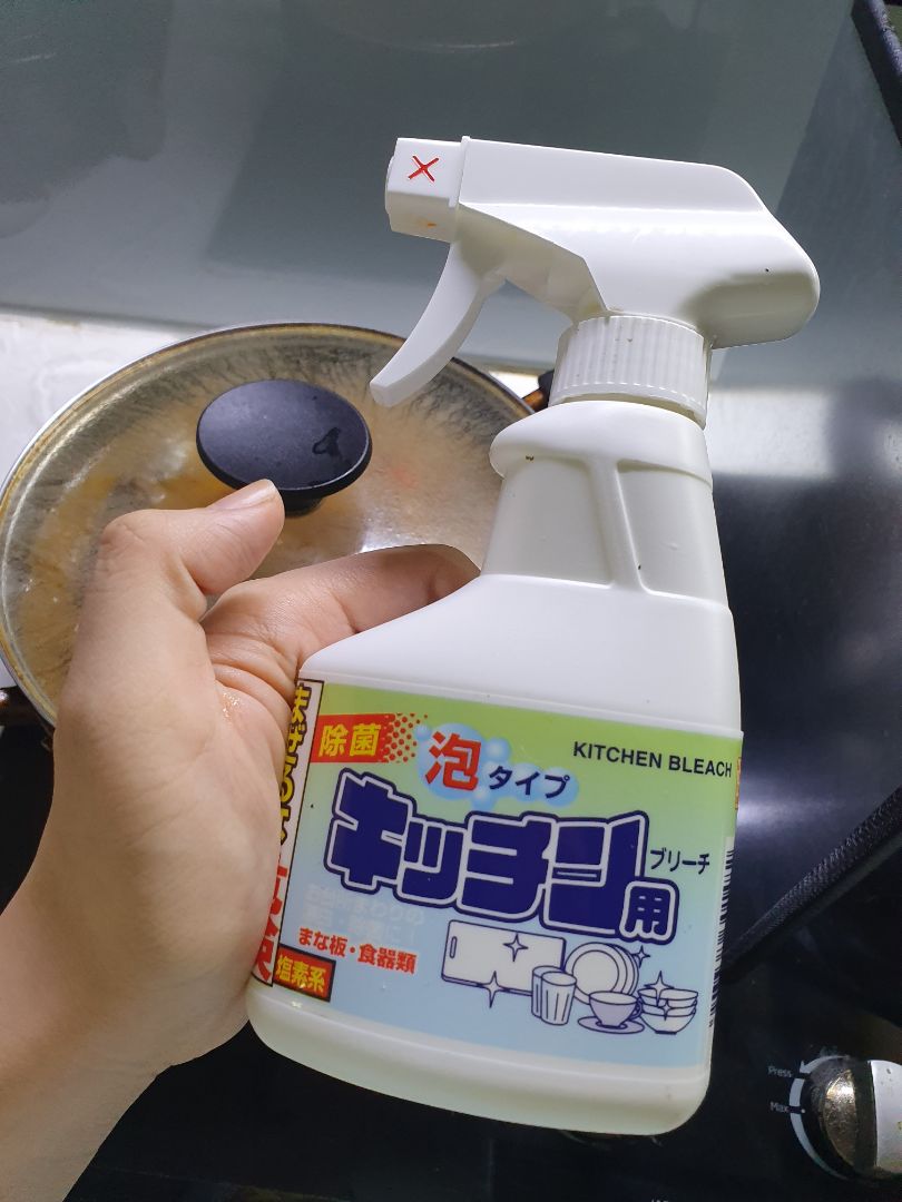 Sản phẩm tốt, lau chùi đồ bếp khỏi dầu mỡ. Tuy nhiên có mùi thuốc tẩy nên cần cẩn thận.