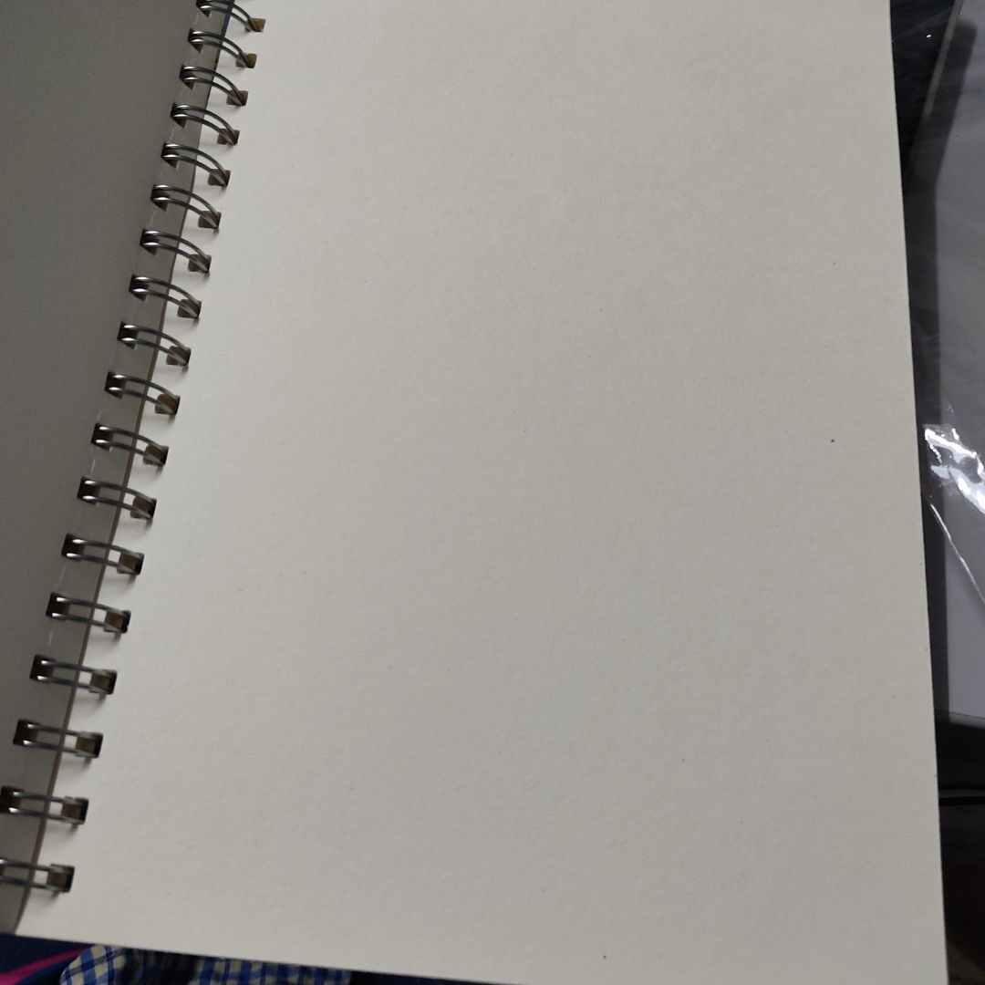 mình vẽ chì thôi nên thấy ổn áp. sổ dày, giấy màu ngà