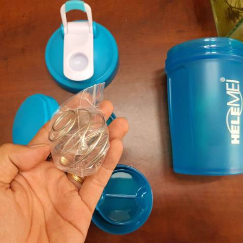 Rất hài lòng , bình lắc nhiều ngăn nên thoải mái đựng whey , thuốc . Chất liệu nhựa tốt không có mùi khó chịu . Nắp đậy chắc không bị rỉ nước ra ngoài . túm váy lại là rất ok