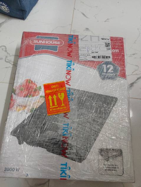 Trọng lượng nhẹ, phần đế thì 4 chân k được bọc đủ nút nên hơi trơn. Mặt bếp cũg hơi trơn. Có tặng kèm vỉ nướng. Nóng nhanh. Quạt gió thì sau khi tắt bếp khoảng 10p sẽ ngưng quạt. Dùng được 3 ngày, thấy cũng tạm ổn  Mình đang muốn kích hoạt chế độ bảo hành cho sản phẩm. Trọng lượng nhẹ, phần đế thì 4 chân k được bọc đủ nút nên hơi trơn. Mặt bếp cũg hơi trơn. Có tặng kèm vỉ nướng. Nóng nhanh. Quạt gió thì sau khi tắt bếp khoảng 10p sẽ ngưng quạt. Dùng được 3 ngày, thấy cũng tạm ổn  Mình đang muốn kích hoạt chế độ bảo hành cho sản phẩm.