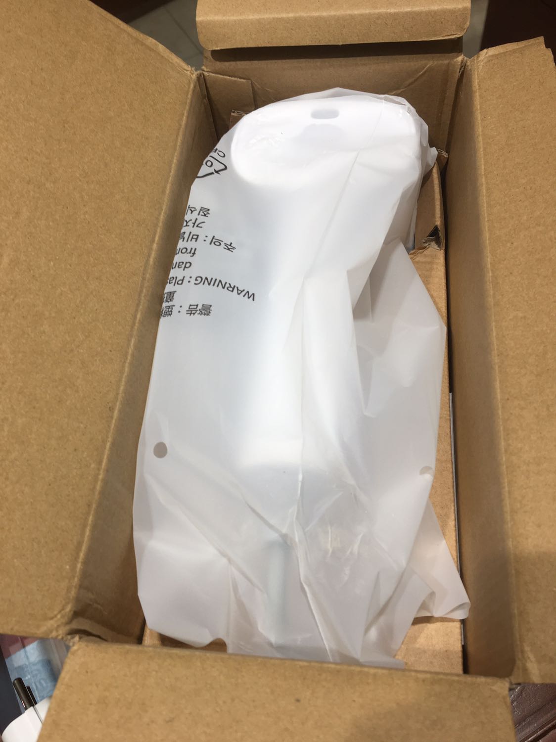 sau khi mua và sử dụng mình có một số đánh giá như sau:
1. Giao hàng: rất hài lòng vì tiki giao sớm hơn dự kiến, đóng gói kĩ.
2. shop rất chu đáo khi tặng kèm cổng phích cấm chuyển đổi 3 chấu thành 2 chấu
3. Bàn ủi cầm tay rất chắc chắn, hơi mạnh, thiết kế đẹp.
lúc mở bình chứa có động nước bên trong, bền hay không thì chắc phải sử dụng nhiều lần mới biết được!
ủi chất vải dày nên ủi lâu tí so với vải mỏng! Bình chứa nước nhỏ nên k đựng đc nhiều nước, nhưng cầm tay như vậy là ổn. sau khi mua và sử dụng mình có một số đánh giá như sau:
1. Giao hàng: rất hài lòng vì tiki giao sớm hơn dự kiến, đóng gói kĩ.
2. shop rất chu đáo khi tặng kèm cổng phích cấm chuyển đổi 3 chấu thành 2 chấu
3. Bàn ủi cầm tay rất chắc chắn, hơi mạnh, thiết kế đẹp.
lúc mở bình chứa có động nước bên trong, bền hay không thì chắc phải sử dụng nhiều lần mới biết được!
ủi chất vải dày nên ủi lâu tí so với vải mỏng! Bình chứa nước nhỏ nên k đựng đc nhiều nước, nhưng cầm tay như vậy là ổn.