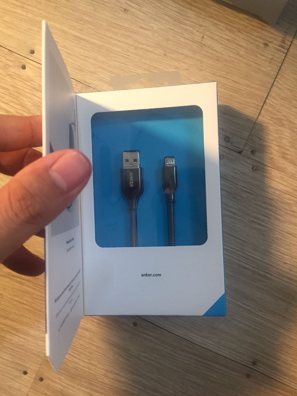 Sản phẩm sale nên giá rất rẻ, sợi dây chắc chắn, các bạn nhớ cào lớp mã ra và check trên trang chủ anker nhé. Tiki giao hàng nhanh, mình đặt tiki now 9g sáng nhận sản phẩm trên tay rồi. Nói chung là hài lòng.