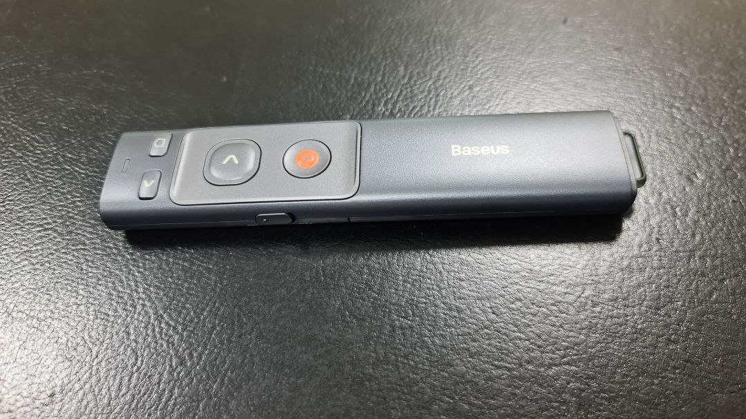 chấm laser khá nhỏ nên chỉ lên màn hình tivi bị mờ.