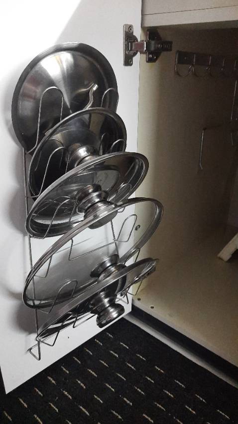 Chất liệu dày dặn, có viền inox chắc chắn. Nắp này khi đậy vào chảo cùng đường kính sẽ ko hoàn toàn khít, lệch tầm 0.5mm nhưng nói chung vẫn đảm bảo che chắn giữ nhiệt tốt, khít hẳn nhiều khi mở ko ra lại dở. Hàng đc bao gói cẩn thận, rất có tâm.