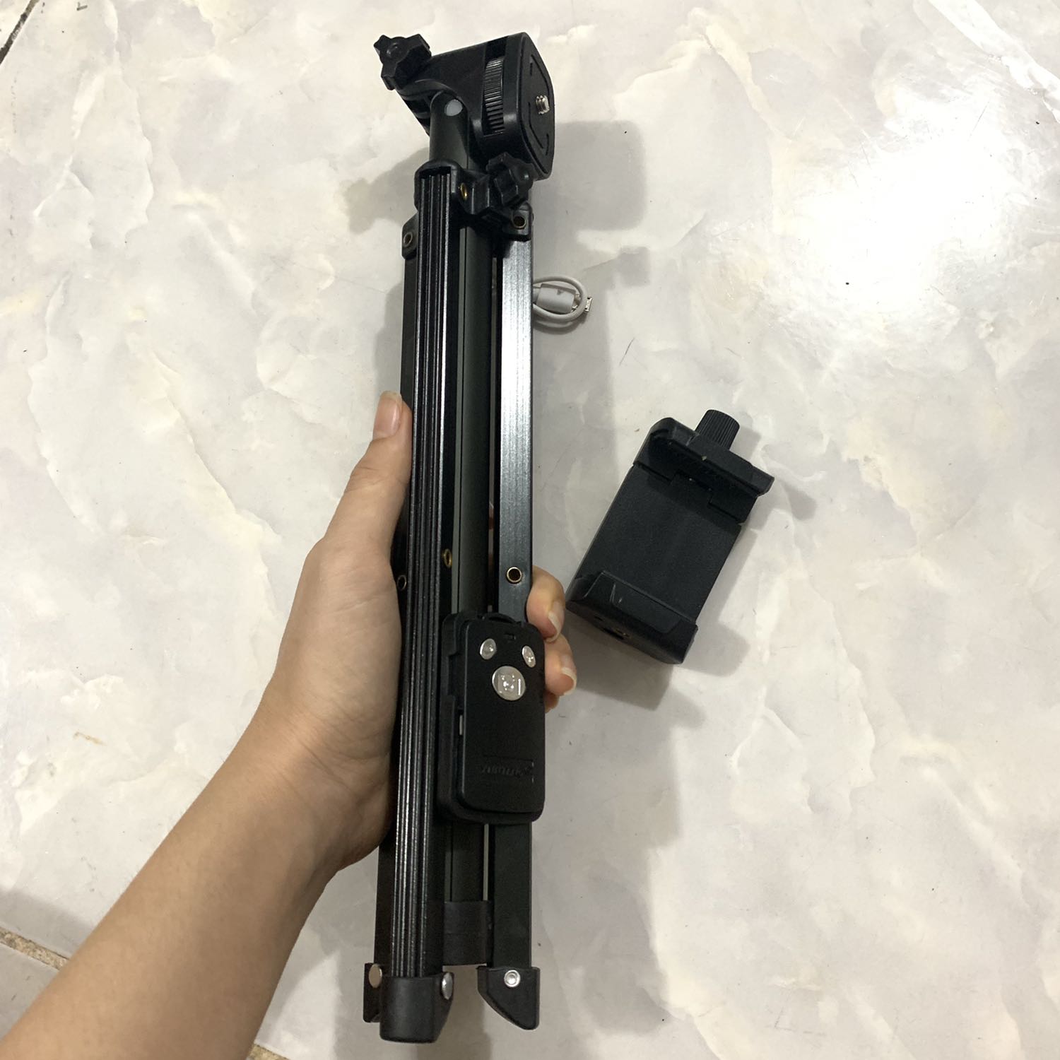 Chất lượng sản phẩm tuyệt vời , rất tiện mang đi du lịch , có kèm túi đeo ,remote chụp ảnh từ xa rất nhạy, shop hỗ trợ nhiệt tình , giao hàng nhanh , mình rất hài lòng