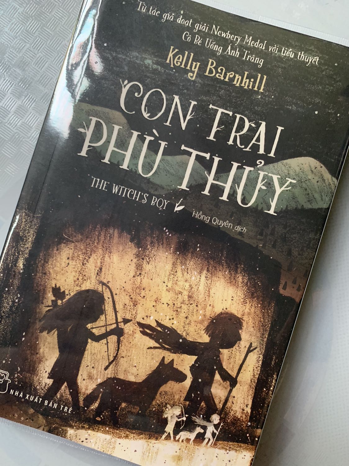 Một cuốn sách giải trí nhẹ nhàng, nội dung đơn giản , khá lôi cuốn hấp dẫn. Bìa sách cũng ấn tượng khiến mình xem thử nội dung như thế nào. 
Tuy nhiên vì nội dung đơn giản nên có một số đoạn làm mình hơi bị hẫng vì đơn giản quá, làm mất đi ấn tượng về những gì tác giả đã xây dựng cho nhân vật đó. Nhưng truyện thiếu nhi thì mình cũng không thể đòi hỏi phức tạp quá được. Nếu ai thấy thích thì đọc một buổi là xong cuốn sách rồi.