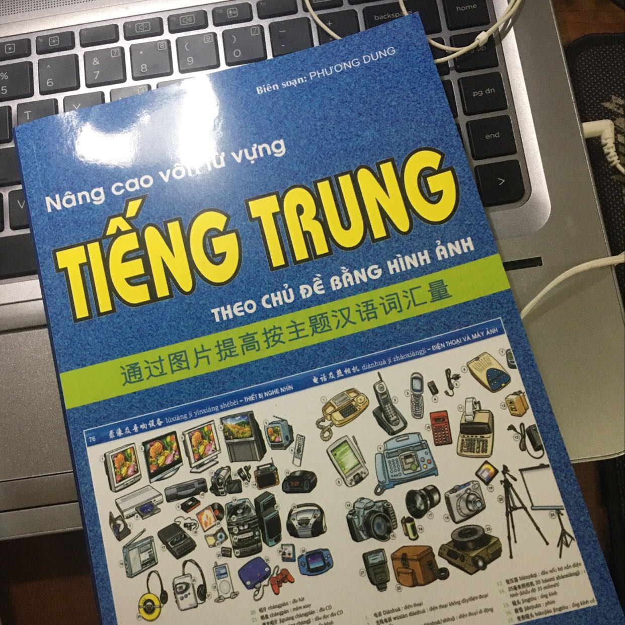 Chưa đọc sách nhưng thấy có nhiều chủ đề, in màu.