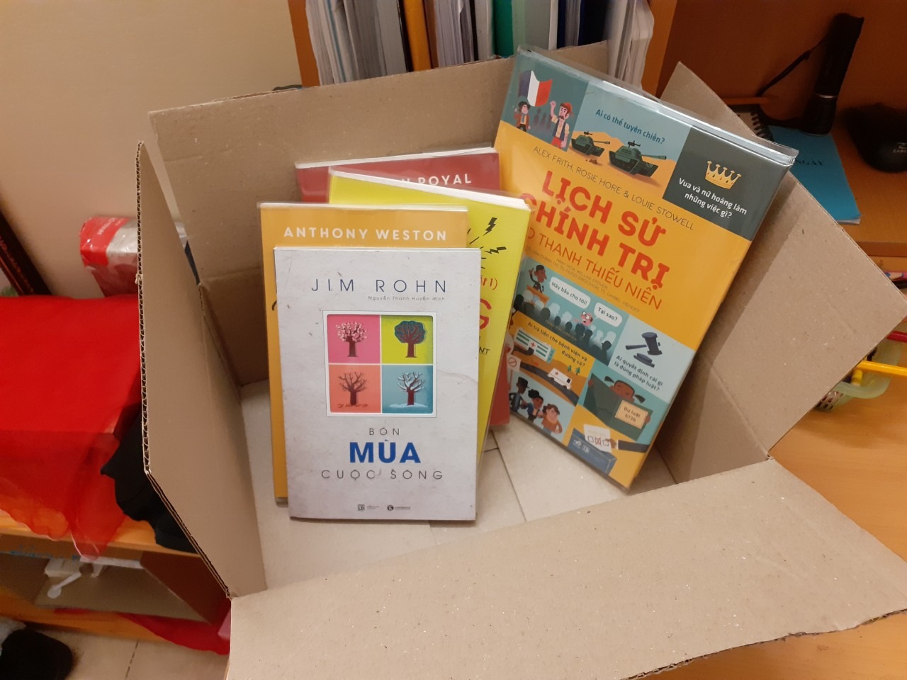 Cuốn sách hay, viết cho thanh thiếu niên nên trình bày dễ hiểu. Người VN mình có lẽ mỗi gia đình cần có 1 cuốn để hiểu được những khái niệm cơ bản về bầu cử, Pháp luật, ***, thuế, kinh tế... nói chung là những khái niệm cơ bản nhất để làm công dân của một nước