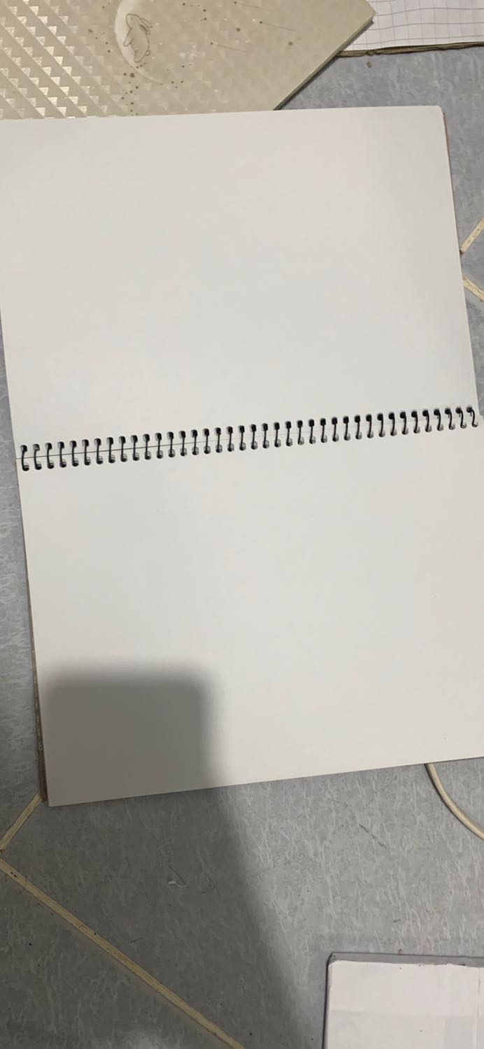 Sản phẩm chất lượng, trang giấy khá dày dùng khá thích.à Bìa sổ mik đã dùng decal bọc sách vỡ lên nên m.n đừng thắc mắc sao mua ko giống như của mik nha.