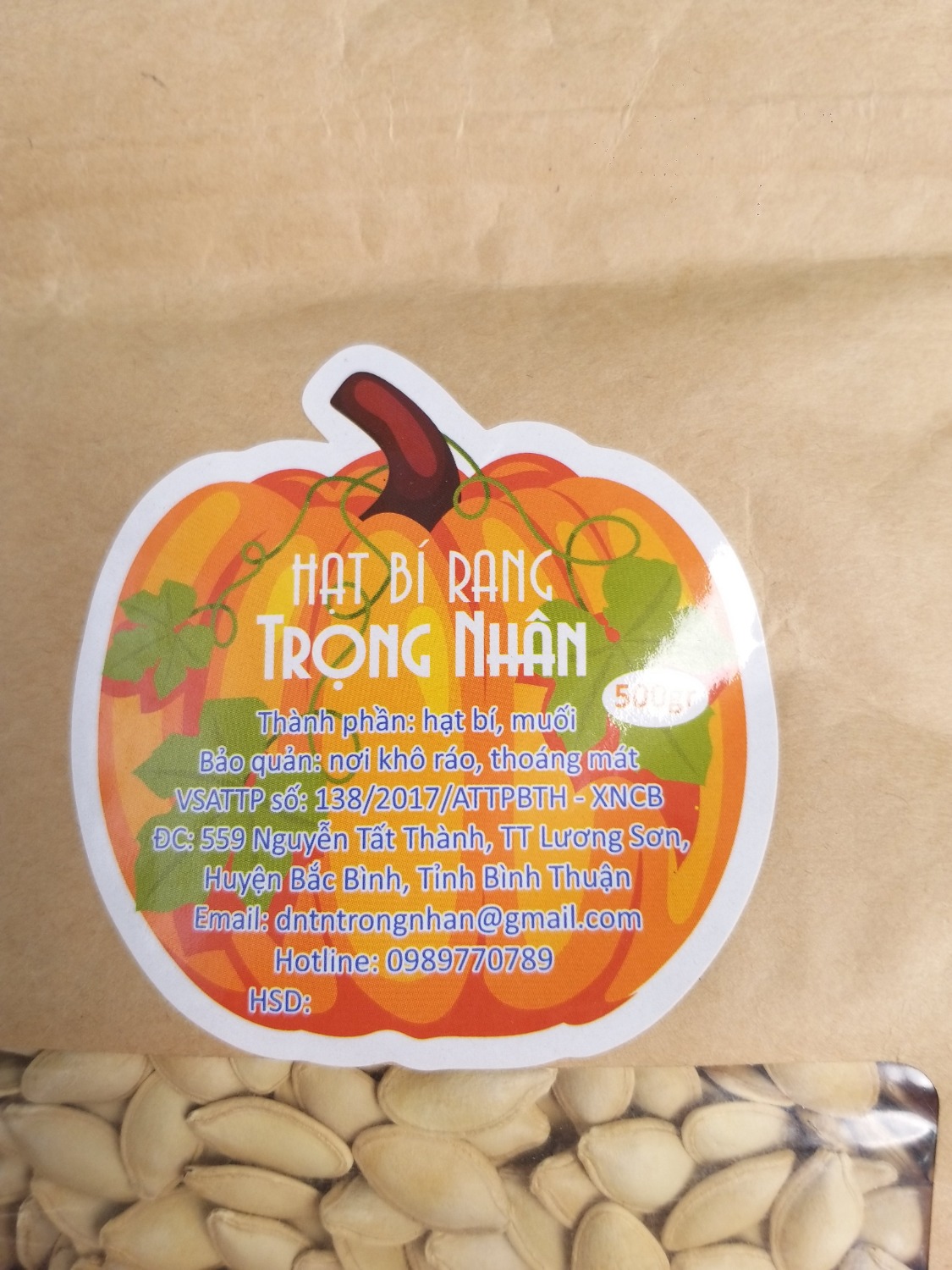 Hạt bí được đóng trong túi zip giấy kraft rất thuận tiện khi sử dụng, có thể lấy hạt bí ra và bảo quản phần còn lại rất tiện. Bao bì có in hạn ngày sản xuất và hạn dử dụng rõ ràng. Hạt bí mẩy, được rang giòn đều và rất thơm. Hạt bí ăn rất bùi và giòn tan, không có vị mặn bám trên vỏ hạt. Sẽ ủng hộ shop tiếp nhé.