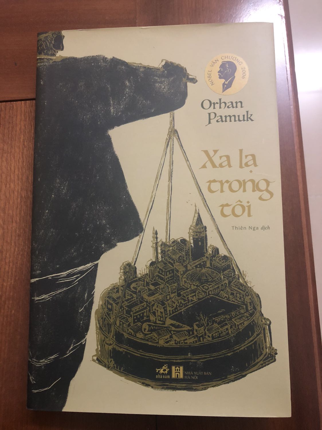 Orphan pamuk vẫn luôn là tác giả yêu thích của mình. Hy vọng có thể sưu tập đủ bộ tác phẩm của ông.