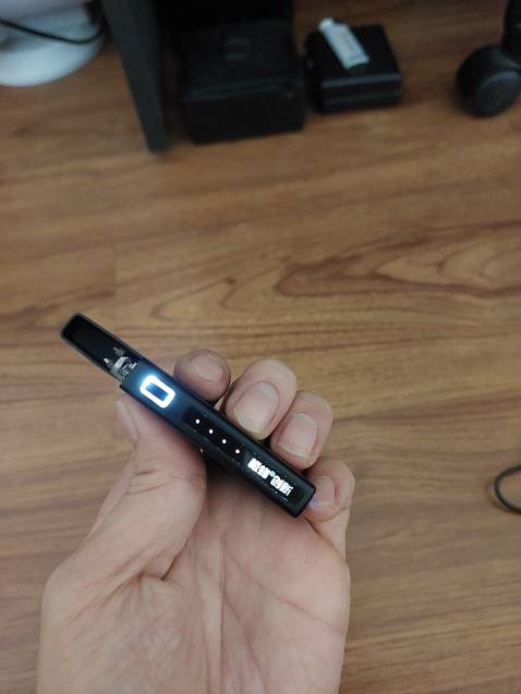 Bật lửa rất đẹp, tia điện mạnh và không sợ bị tắt khi có gió. Lúc nhấn nút thì âm thanh phát ra "chít chít" đã tai lắm.
Sản phẩm mình nhận được là hàng nội địa Trung, bản gốc của Beebest nên nó sẽ có dòng chữ Trung Quốc và hộp màu bạc giống như trên trang chủ của Beebest luôn nha. Còn hình ảnh của cửa hàng là dòng chữ tiếng Anh và hộp màu đỏ có thể là bản quốc tế ấy.