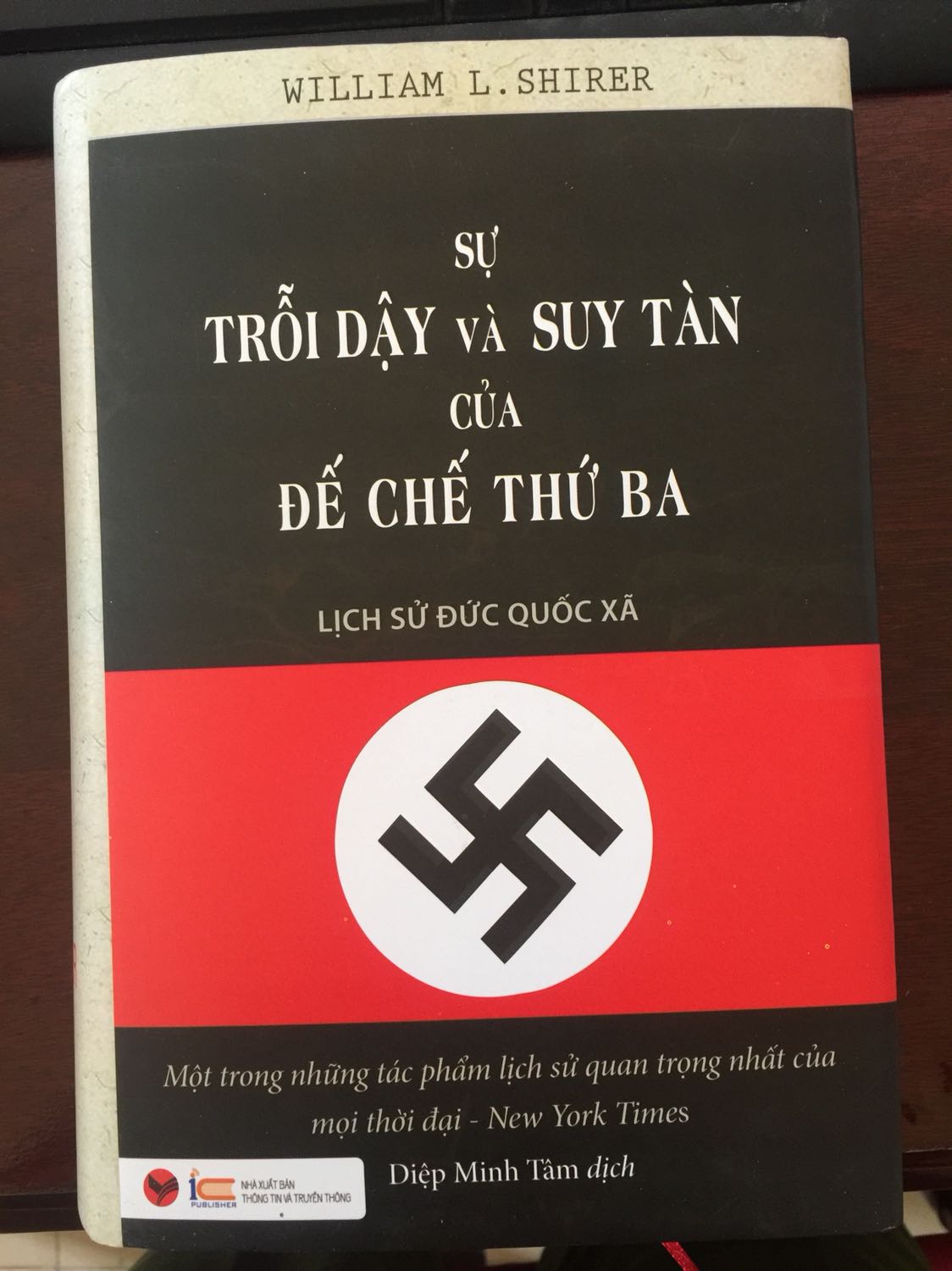 1. Cuốn sách giúp hiểu về Đức Quốc Xã
2. Ai muốn tìm hiểu về CTTG thì nên tìm cuốn này
3. Hình thức đẹp bắt mắt, chữ đọc rất rõ, sách dày
4. Sách vận chuyển tốt bao bọc cẩn thận, còn một vài chỗ điểu khuyết nhưng ko đánh nói.
Nếu có 4 sao rưỡi thì có lẽ tốt hơn bởi 5 sao thì hơi hoàn hảo quá mức, còn nếu chọn 4 sao thì thực sự chỉ giành cho người khó tính về nội dung