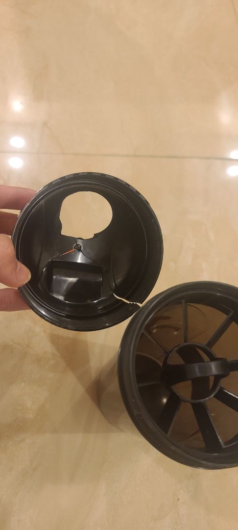 bên tiki xài jnt vận chuyển làm vỡ luôn cả cái bình lắc , khiếp luôn mong bên tiki đừng dùng đơn vị vận chuyển này nữa cám ơn shop hàng tốt nhưng vỡ mất bình shop tặng .