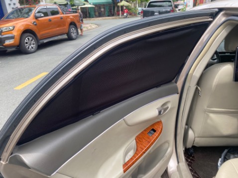 Lắp vừa vặn khá ok, phần chân dựa keo dán 3M rất khó lột, nhưng dính rất tốt, khá hài lòng