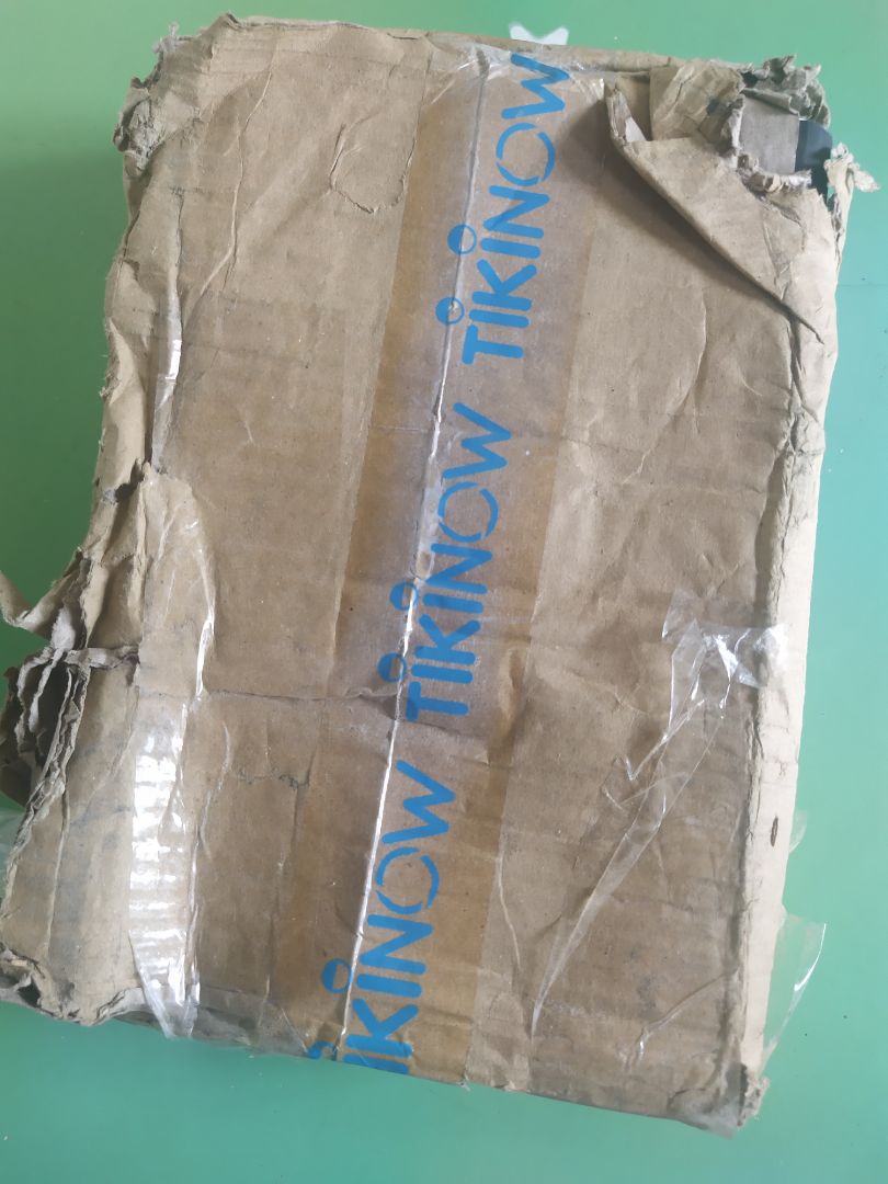 Tôi rất không hài long, tôi mua hai quyển homo deus và 21 bài học cho thế kỉ 21 thì chỉ có một cuốn được bọc đàng hoàng, còn cuốn kia giống như đã được sử dụng nhiều lần rồi còn bị ướt đã vậy cái bìa cứng thì bị rơi ra. Không chỉ vậy cái bìa bọc hai quyển thì bị rách tơi tả khiến tôi cầm vô có vẻ khó chịu. Tôi mong shop hãy khắc phục và tôi chỉ mong shop hãy đổi lại cuốn homo deus mới sạch sẽ cho tôi