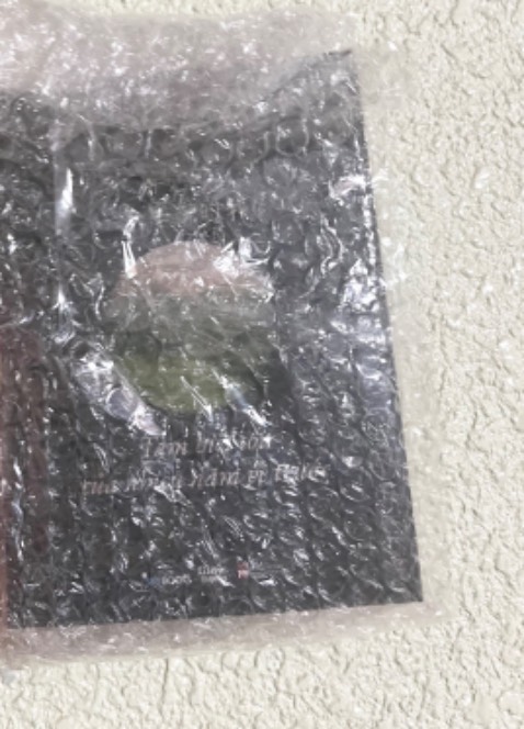 Giao nhanh và đóng gói cẩn thận lắm. Bên trong có bookmark nữa. Song ngữ nên là cũng học được thêm chút từ tiếng trung