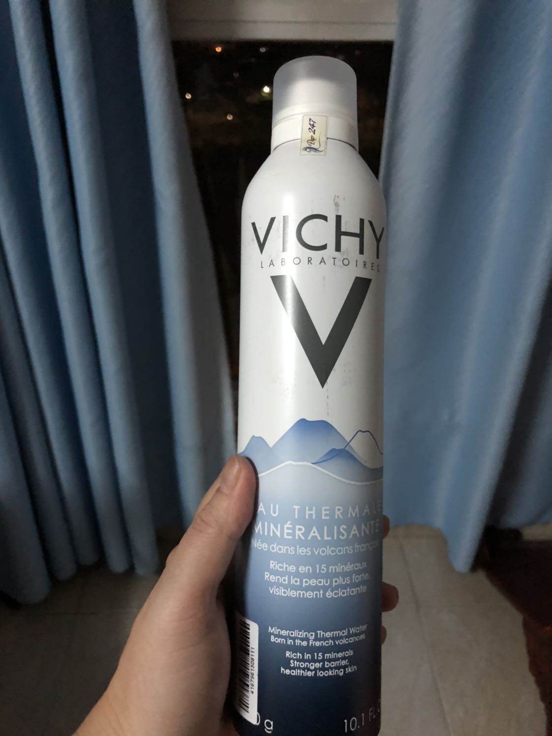 Lần này khá thất vọng với Tiki, chai xịt khoáng không có tem niêm phong chống hàng giả của Vichy mà chỉ có tem của nhà cung cấp Đẹp 247, vỏ chai thì khá cũ, trầy xước, tem thông tin sản phẩm thì cũng không phải của Vichy luôn. Dù là nhà cung cấp thì cũng phải cung cấp hành chính hãng của Vichy chứ đằng này nhìn rất giống hàng giả. Mình có chai Vichy chính hãng đang sử dụng nên có thể so sánh được. Đề nghị Tiki cho trả lại đơn hàng này, tin tưởng nên mới mua ở Tiki mà giờ nhận hàng vậy sao dám xài!!