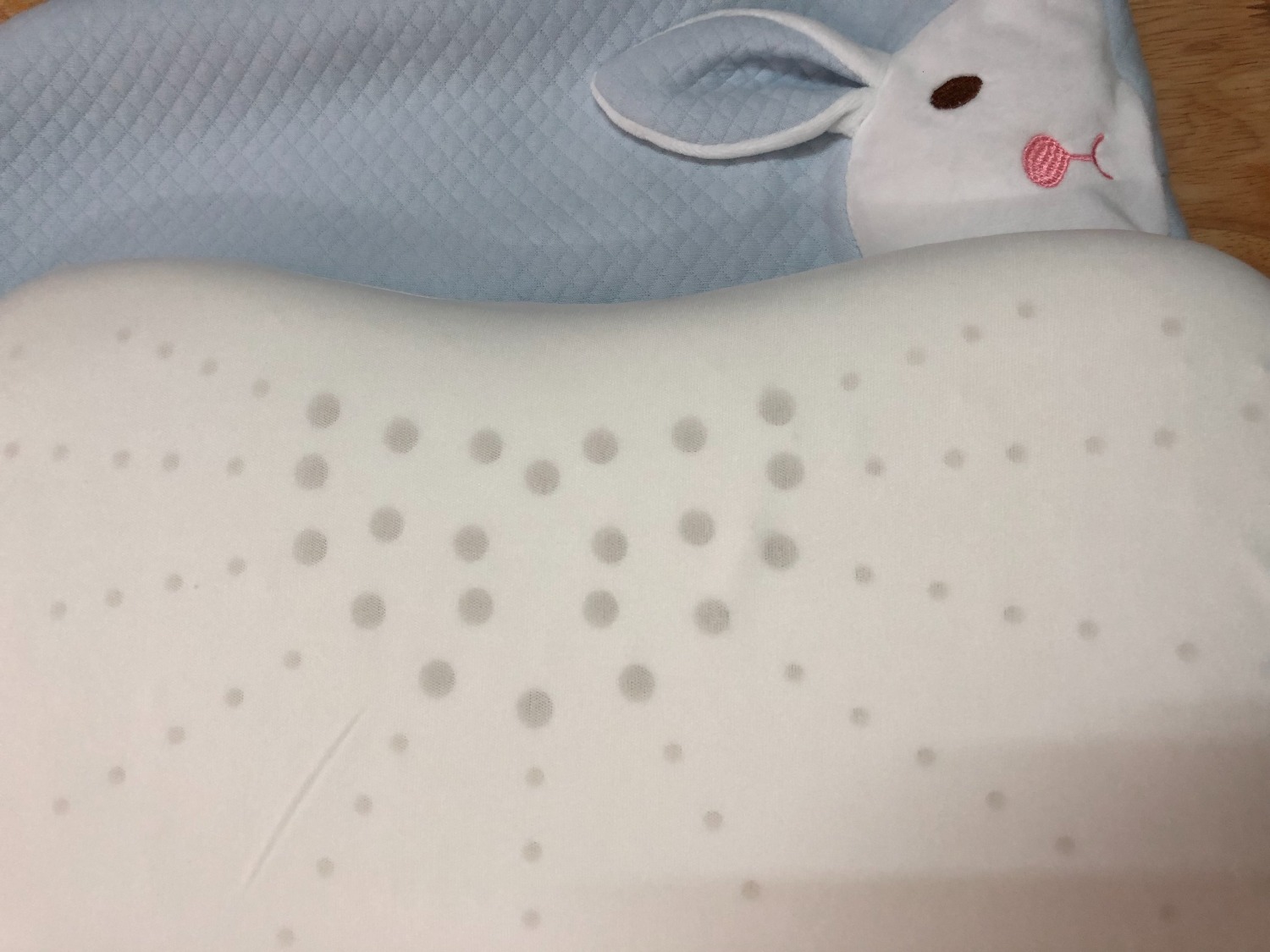 Gối dễ thương lắm, màu nhã nhặn, con rất thích luôn. Gối thoáng, mềm mại lắm. Con nằm cao vừa phải, ngủ ngon, sâu giấc