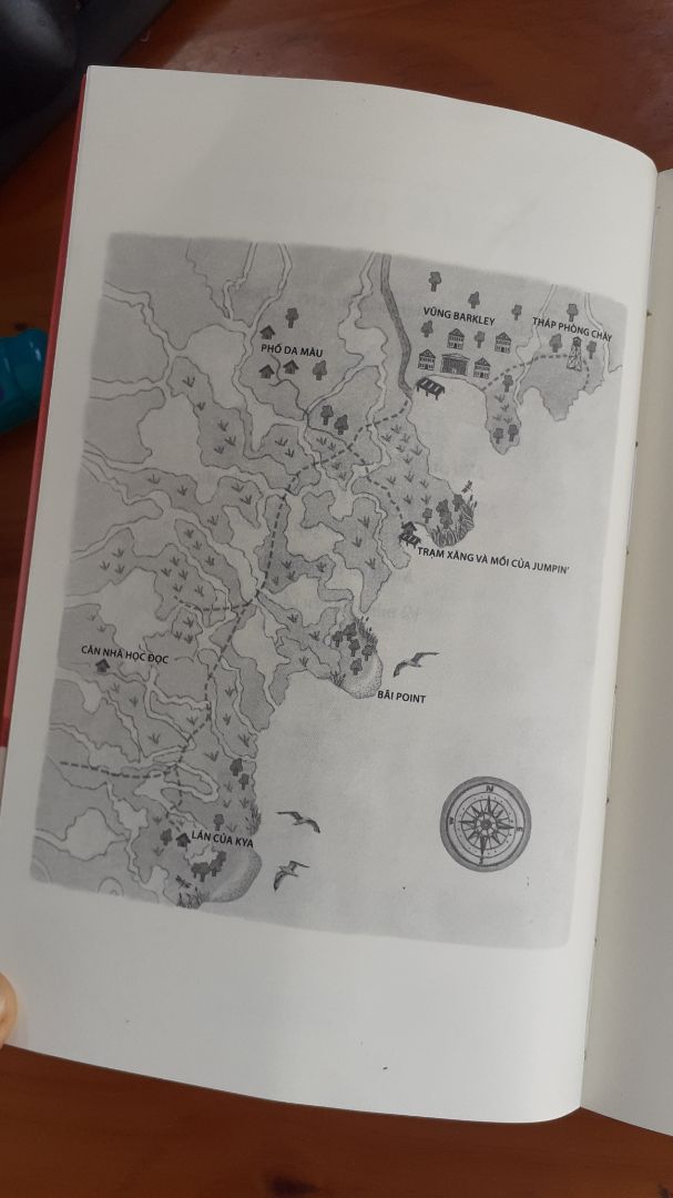 Như một "cô gái đồng lầy" ngoài đời thực, Delia Owens đã vẽ ra một bức tranh thiên nhiên đầy hoang dã và cũng không kém phần thơ mộng về nơi ven biển bắc Carolina. Ở đó, cô nàng Kya tự do khám phá thế giới riêng của mình, hé lộ những câu chuyện về tình yêu, sự trưởng thành và những loài sinh vật bé nhỏ ở vùng đất ấy và cả một vụ án mạng đầy bí ẩn.