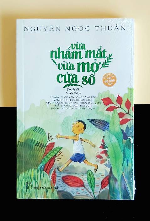 Lần đầu tiên nỗi buồn thêm chỉ cái chết được mô tả một cách không khoan nhượng trong văn học thiếu nhi Việt Nam. Đồng thời lại thấm đẫm tình yêu sự cảm thông và lòng trắc ẩn, cuốn sách được các nhà văn trong nước mệnh danh là "Hoàng tử bé" của Việt Nam.

Câu chuyện được bắt đầu bằng sự ra đời của một cái tên - như một âm thanh đẹp nhất - và kết thúc dưới bầu trời đầy sao. Nó lý giải tại sao khi những gì thân yêu của chúng ta ra đi thì cũng giống như việc ta cắt lia từng khoảng trời trong trái tim mình.

Các chương sách là những câu chuyện ẩn dụ về âm nhạc - *** vĩ đại nhất, về ngón tay - bài học thân thể và sự kiêu hãnh, về khu vườn - một đứa trẻ chỉ thật sự lớn lên khi chúng đi xuyên qua khu vườn, rồi từ đó nhận ra thế giới không bằng thị giác mà bằng sự trải nghiệm những giác quan khác có tính chất rộng lớn hơn... 
Cuốn sách đã nhận được vô số lời khen ngợi từ nhiều phía đã đưa tác giả, từ một họa sĩ trở thành một nhà văn được chú ý trên văn đàn. Không chỉ cho trẻ con, nó còn là tác phẩm viết cho trẻ con nhưng lại được người lớn tìm đọc nhiều nhất.