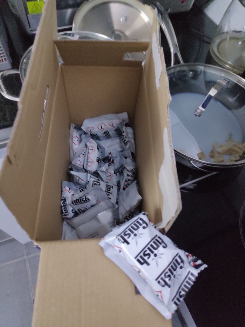 Hàng giống hình và các thông tin rõ ràng chính xác. Viên rửa này có mùi dễ chịu hơn viên rửa sunlight nhưng kích thước nhỏ hơn và có vỏ dai, có vẻ là nilon chứ không tan được như vỏ viên sunlight. Viên này có nhân cứng ở giữa nên khó bẻ đôi khi rửa ít đồ. Viên all in one mà sao máy nhà tôi vẫn báo thiếu muối và bóng nhỉ.