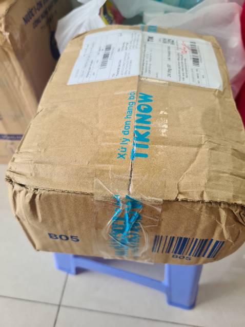 Sản phẩm bìa cứng không bọc chóng sốc các góc nên một góc bìa bị cong.