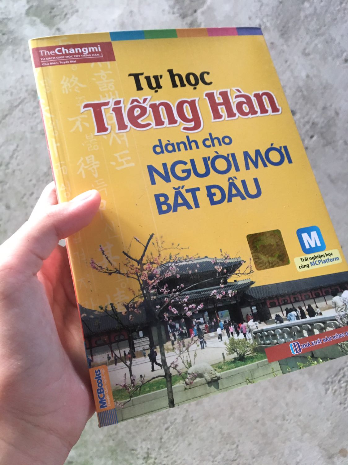 Đã rất nhiều lần mua sách ở Tiki, đóng gói kĩ càng, sách mới không bị lỗi, nội dung bổ ích, mới đặt hôm qua mà hôm nay đã giao tới sớm hơn thời gian dự kiến đến 3 ngày. Tổng cộng cả ship khi mình mua với giá 45k là 63k rẻ hơn giá gốc của sách là 90k, thật sự cảm ơn và phục Tiki rất nhiều, 5 sao ạ! Đã rất nhiều lần mua sách ở Tiki, đóng gói kĩ càng, sách mới không bị lỗi, nội dung bổ ích, mới đặt hôm qua mà hôm nay đã giao tới sớm hơn thời gian dự kiến đến 3 ngày. Tổng cộng cả ship khi mình mua với giá 45k là 63k rẻ hơn giá gốc của sách là 90k, thật sự cảm ơn và phục Tiki rất nhiều, 5 sao ạ!