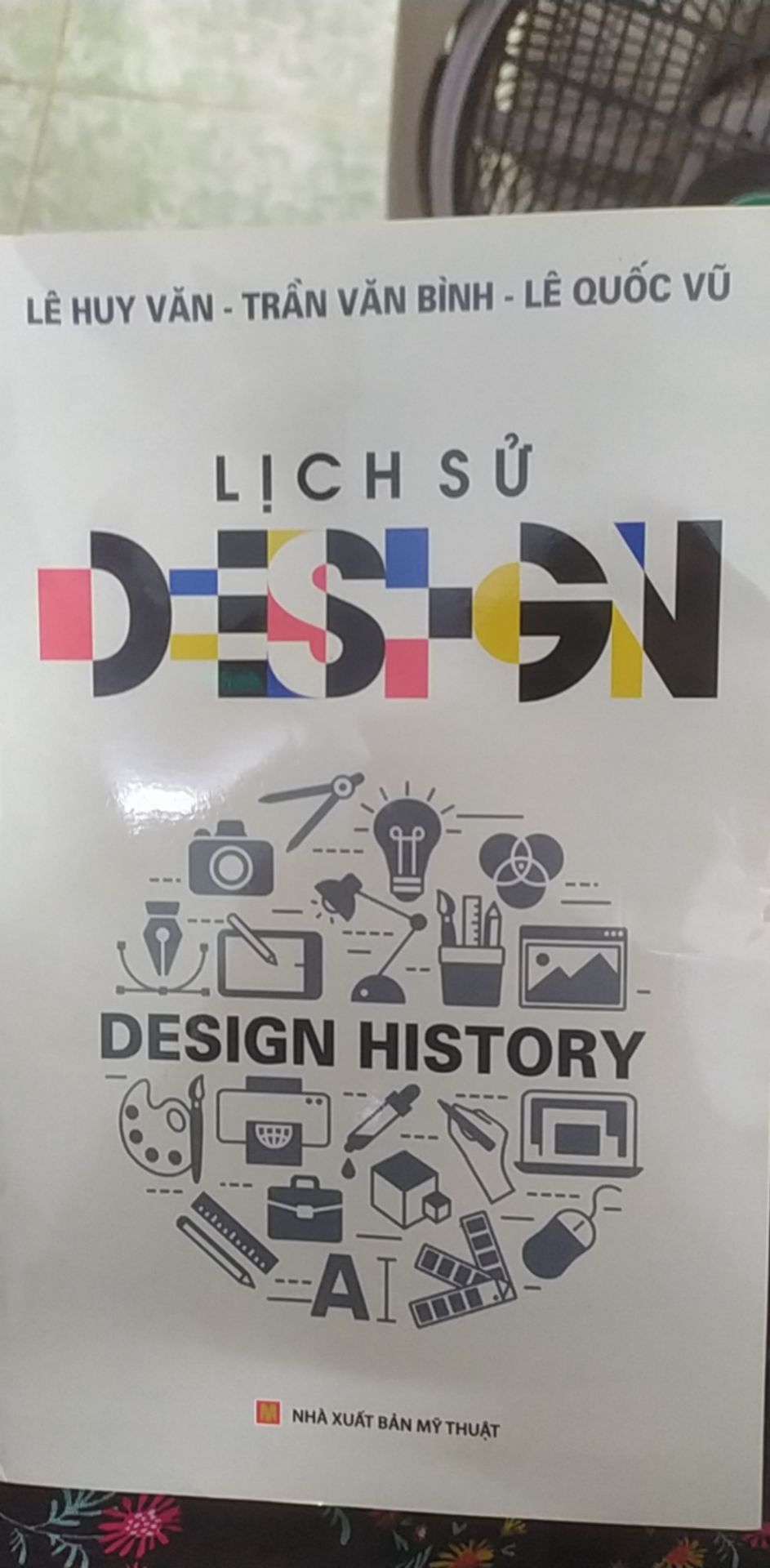 Sách không được gói kĩ càng, chỉ được gói bằng một lớp giấy kraft, nên khi đến tay mình, sách nhăn nheo cong bìa hết rồi. Nội dung bên trong thì cũng tạm, giấy in trắng đen, hình ảnh không màu nhìn rất chán.