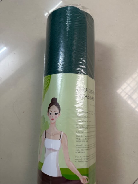 Người bán nói xanh coban blue mà thảm lại là màu xanh lá cây đậm.