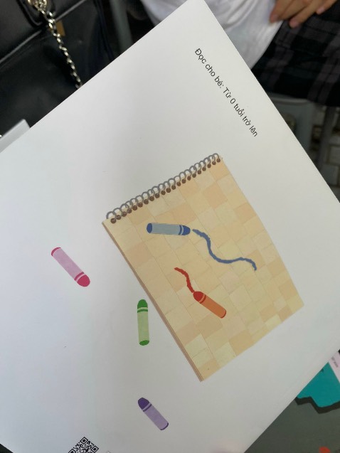 cuốn này giới thiệu cho con biết màu sắc và tên gọi của đồ vật rất dễ hiểu và xinh