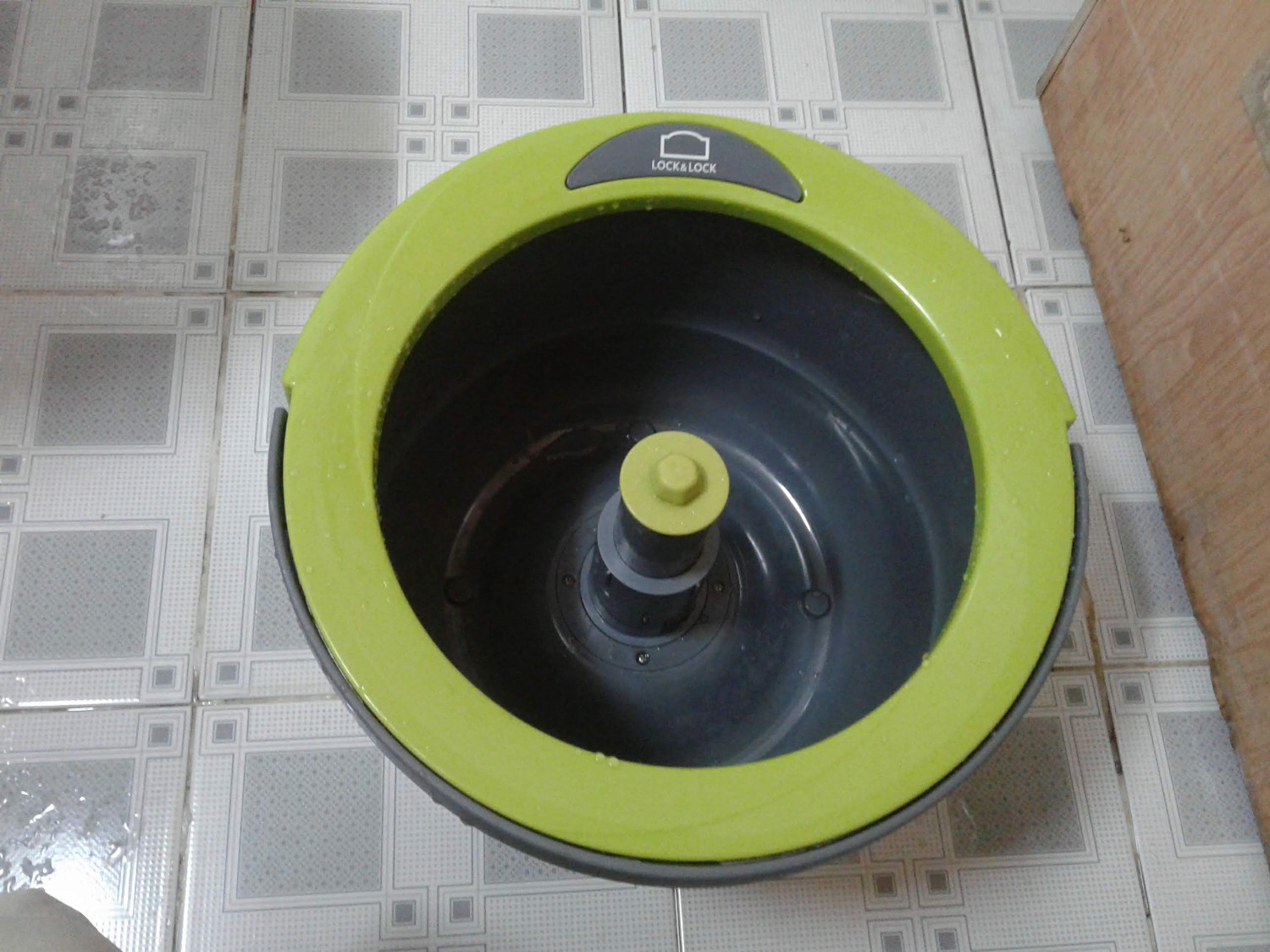 mình mua hàng nhiều lần của tiki, từ quà tặng khách hàng, thẻ cào, wifi router và bây giờ là bộ cây lau nhà; và tiki giao hàng đúng hẹn.
chất lượng lock&lock không cần phải bàn cãi nữa; trong nhà mình nhiều đồ gia dụng mang thương hiệu lock&lock, xài lâu rồi và rất bền.