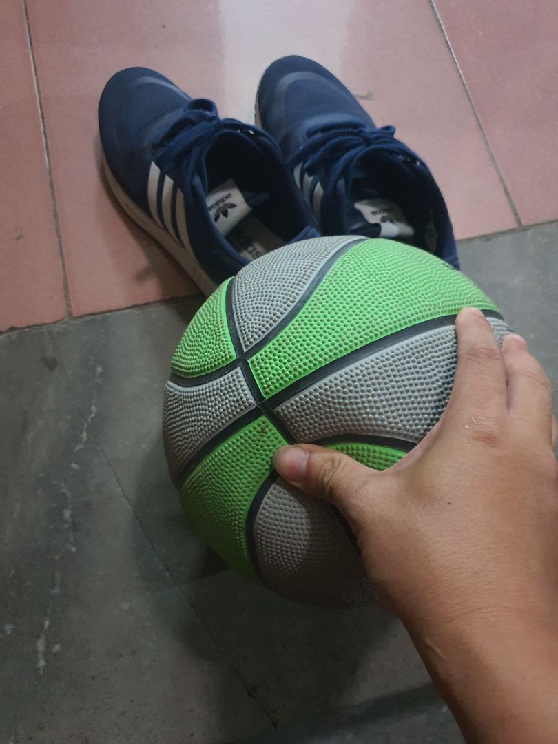 cần đệm cao su để bắt vít vào tường, các ốc vít ko có đệm long đen nên bắt ko chặt.