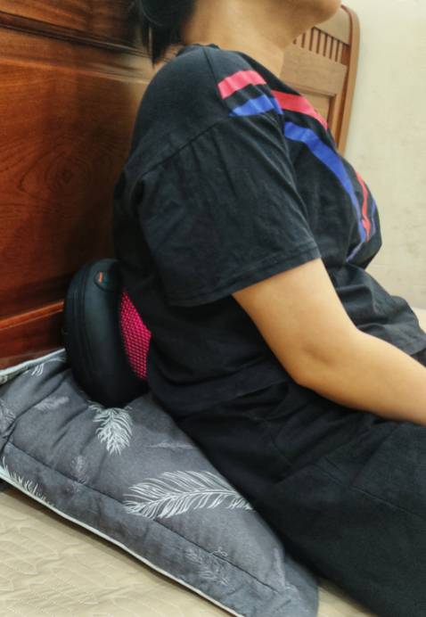 Trải nghiệm mua hàng tốt nhất mình từng có trên Tiki. Tốc độ xử lý đơn hàng rất ấn tượng trong đợt dịch này. Ck m đặt 2 con massage của Kigtech này ngày 7.9 đến cuối ngày 9/9 nhận được. 
Ngoại hình: Còn sản phẩm, thấy bên hãng hoàn thiện veri gút. Hộp nhìn sang, có hdsd tiêg Việt, sp đều dc in logo, gối dập logo chìm vs dc gắn tag của hãg.
Chất lượng: Cả 2 dòng đều có matxa hồng ngoại nhưng m cảm thấy gối nhiệt độ cao hơn nhiều. Còn cơ chế massage mỗi loại một kiểu. Con cầm tay massage hoạt động dạng xoay, Máy có thể điều chỉnh nhiều tốc độ massage, có vẻ hợp vs phần mềm phía trước như bụng, đùi chân tay, 2 bên cổ. M thích loại này để ms bụng sau khi tập yoga (dùng phía sau phải nhờ a ck giúp). Còn gối hợp phần phía sau như cổ lưng, đùi (gác lên) ... khi làm việc kê dưới lưng hay gắn trên ghế để ms gáy cảm giác rất phê pha. 
Chốt lại là rất ưng ý ạ, hi vọng sp dùng bền, vote 5 sao cho Tiki vs chủ shop trc. Đáng giới thiệu cho mn.