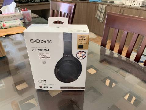 Nên dùng tai nghe với sản phẩm của Apple. Nghe nhạc trên máy tính dùng Windows khó đạt đến chất tinh tế. Chất lượng tai nghe tốt, cách âm rất hiệu quả. Cảm giác ban đầu về nền âm thanh chế độ chống ồn là rất dễ chịu. Tai nghe thông minh và rất thú vị khi khám phá từng tính năng. Ví dụ, đang nghe nhạc mà nói chuyện thì tai nghe tự động tắt để người đeo nghe được âm thanh bên ngoài. Chụp tai lớn, đủ bao trọn mà tai không bị đè ép. Pin trâu khỏi nói, nghe cả ngày luôn.
Trong hộp có kèm code nghe miễn phí Sony 360 Reality Audit trong 03 tháng nhưng không dùng được. Ở Việt Nam chỉ dùng code này đăng ký được trang Deezer nhưng vẫn đòi trả tiền. Điểm trừ
Giao hàng cực nhanh. Đặt mua buổi chiều, sáng sau đã giao. Bao gói phù hợp, an toàn. Tiki nhắn tin code nhận hàng trước để báo cho shipper lúc nhận hàng. Cách này giảm thiểu rủi ro giao nhầm người.