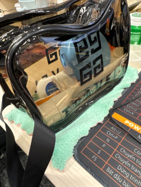 Đã nhận túi đúng mẫu, chất liệu ko thấm nước, nói chung túi đựng ok