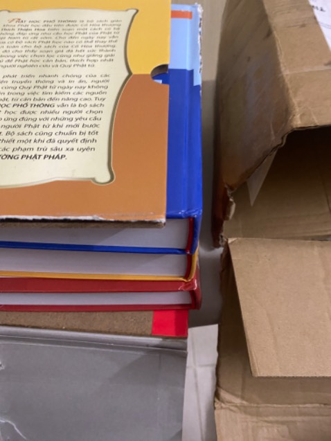 Đóng gói sơ sài, giao đến tay khách là đã bị bung hết. Bìa sách bị rách bung nhưng vẫn đóng gói giao cho khách 🙄