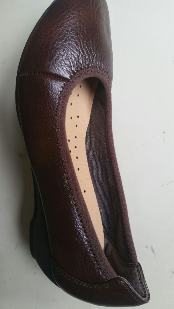 Đường may đẹp, tỉ mỉ. Da mềm, đệm êm, ôm chân đi rất thích, mẫu đơn giản nhưng thanh lịch, sang trọng. Tuy nhiên phần thiết kế bên trong mình nhận có khác so với hình sản phẩm đăng. Shop thay đổi thiết kế mới hay do quên đặt lớp lót bên phần hông giầy vậy? Mình mua đợt giảm giá còn 250k nên như vầy là ổn rồi. Sẽ tiếp tục ủng hộ thương hiệu Huy Hoàng ;-)