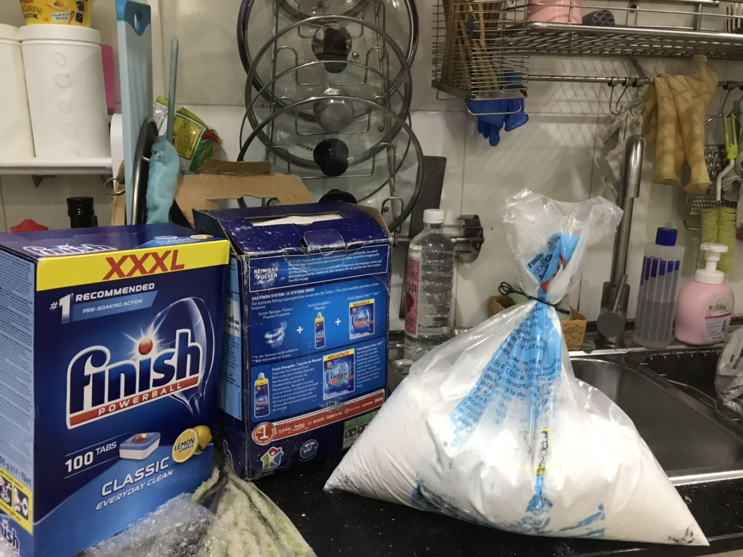 Mua 1 hộp viên, 1 hộp bột 4.5kg. 
Hộp viên mới, nguyên vẹn, không tìm thấy hạn sử dụng nên ko biết làm sao xem hạn sử dụng, ko biết cứ xài ko có hạn vậy được ko, có gì ko tốt cho sức khỏe, cho máy rửa bát ko.
1 hộp bột 4.5kg thì thất vọng quá. Đóng gói kỹ nhưng hộp trầy xước, mất thông tin, ko thấy date. Lôi bịch bột ra thì nhãn trên bịch nhoà mực, bịch đầy bụi bẩn, giống như cũ lắm, bột trong bịch thì trắng nhưng mùi khó chịu, tiki có đổi được ko