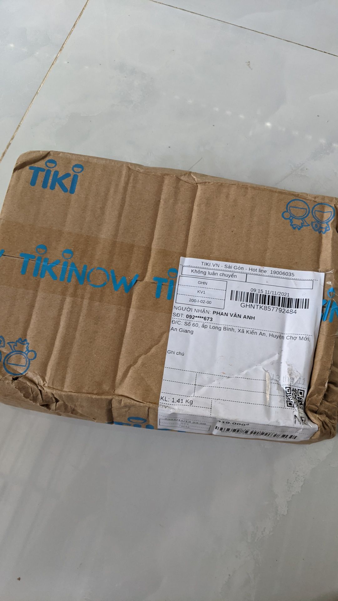 Đóng gói cẩn thận, bìa sách nguyên vẹn, được tặng quyển sổ nhỏ xinh xinh. Nhưng giao hàng lâu quáaaa Tiki ạ