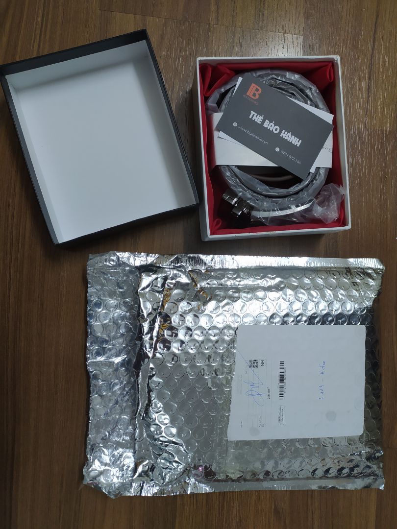 Hàng nhận được nhìn màu hơi khác so với ảnh, đặt miếng màu bạc nhưng ship miếng màu đen, chất lượng dùng được thời gian mới biết được.